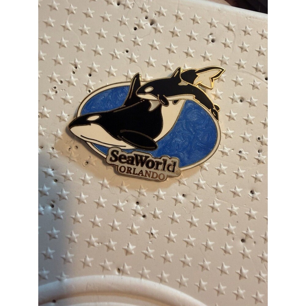 SeaWorld Orlando Pin Swirl Killer Whale Pin Orca & Baby Whale RARE Blue HTF